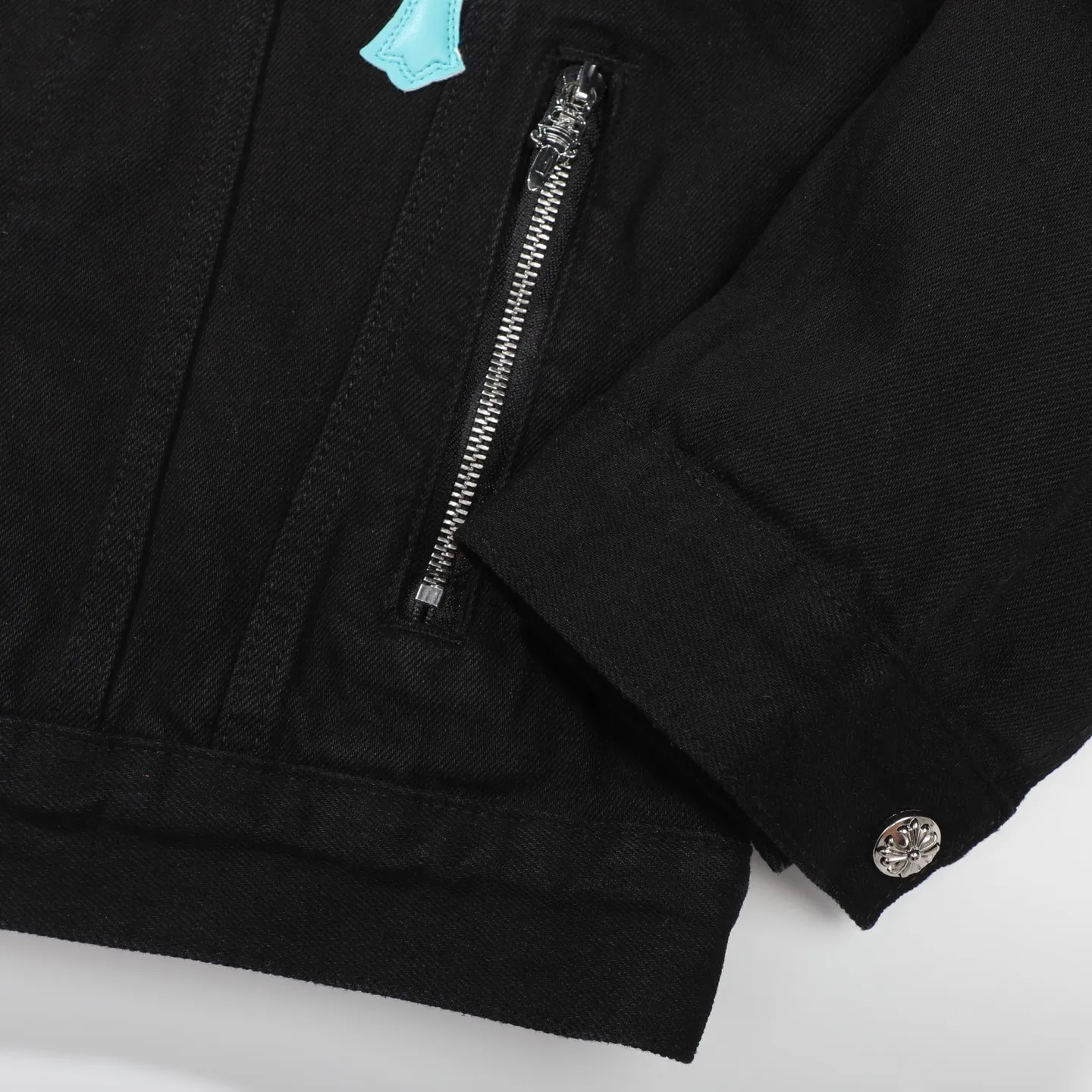 P340 ChromeHearts CH ChromeHearts Lamb Wool Collar Jacket Black Denim Jacket Colorful Cross Patchwork Leather Suede Lamb Wool Lining Fashionable and Personalized Super versatile and good-looking denim jacket Suitable for both men and women A must-have item Packaging Tag Collar Label Washed Wheat Complete Color: Black Size: S-XL